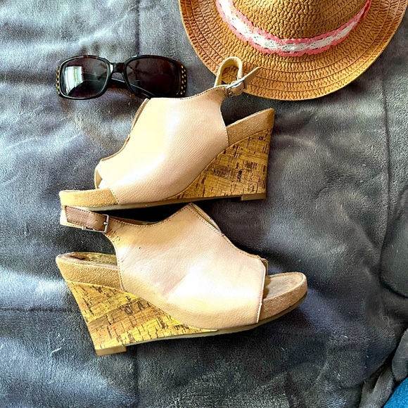 AEROSOLES Shoes - Aerosoles tan Size 7 sandals